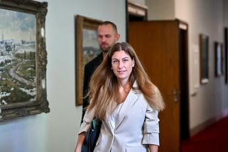 „Ukaž k*zy.“ Političky čelí vulgaritám. Sokol varuje před omezováním svobody slova